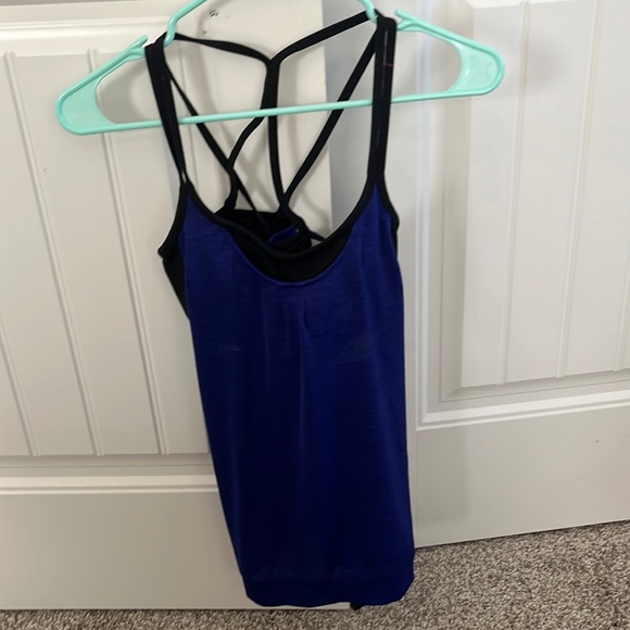 Athleta workout tank with built in bra - Picture 3 of 4